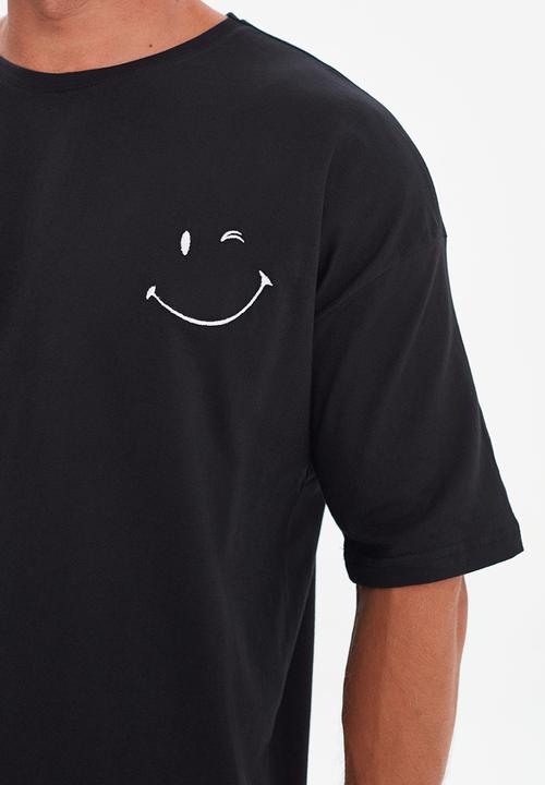 Trendyol - Chest printed short sleeve tee - black