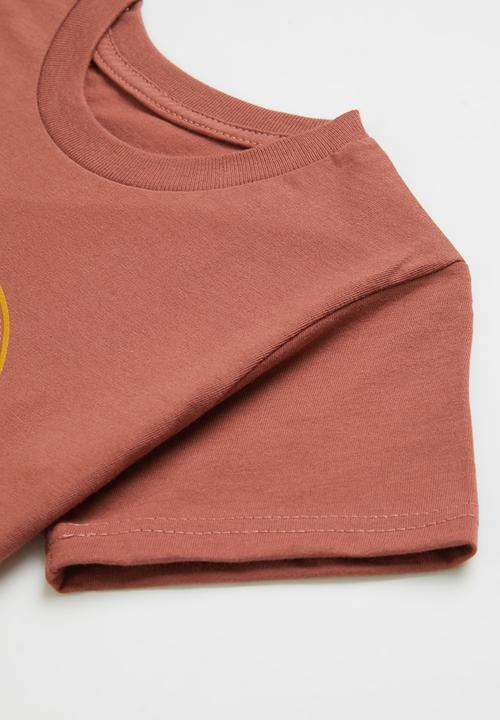 DC - Dorrington tee - burgundy