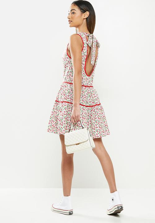Glamorous - Petite high neck open back - red & green 