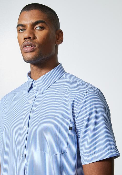 Superbalist - Regular fit short sleeve single pocket shirt  - white & blue 