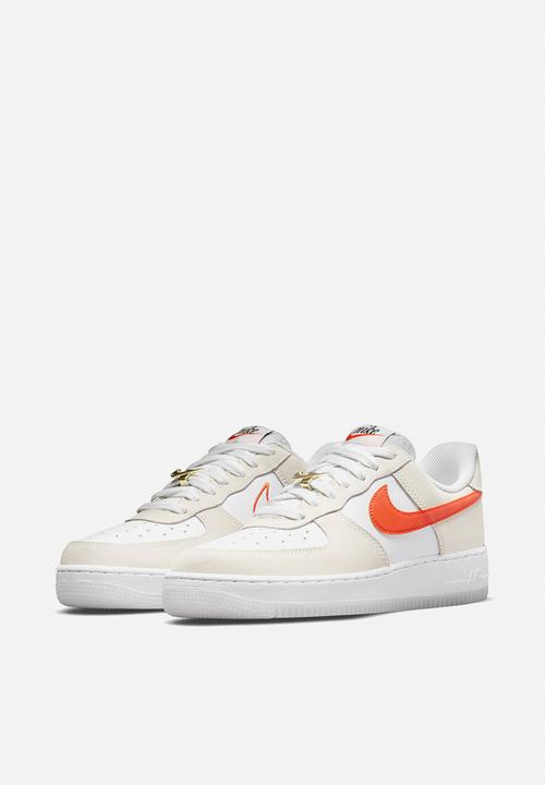 Nike - Air Force 1 '07 SE - white/orange-summit white-sail