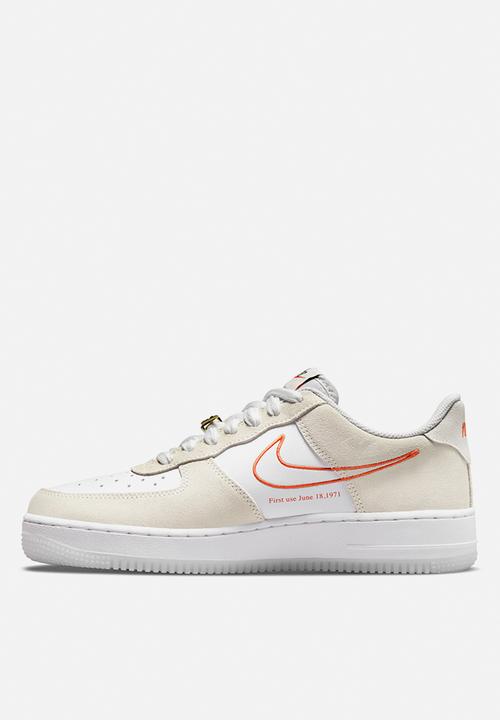 Nike - Air Force 1 '07 SE - white/orange-summit white-sail