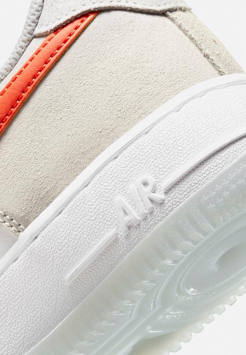 Nike - Air Force 1 '07 SE - white/orange-summit white-sail