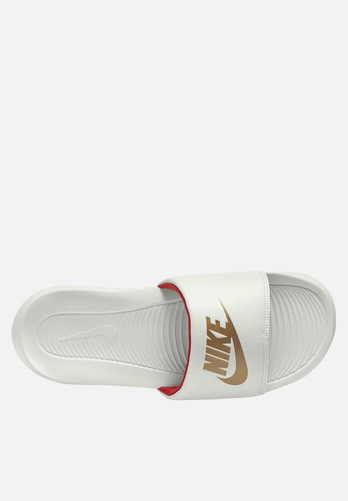 Nike - Nike victori one - summit white/metallic gold-chile red