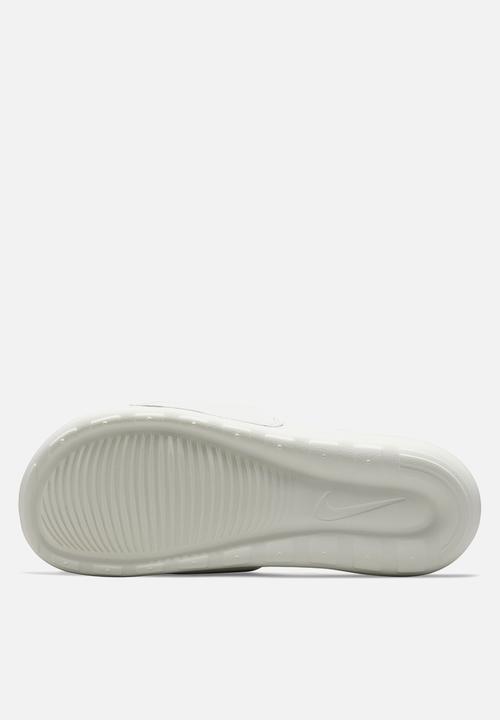 Nike - Nike victori one - summit white/metallic gold-chile red