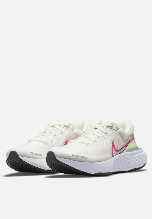 Nike - ZoomX Invincible run - phantom/black-football grey-volt