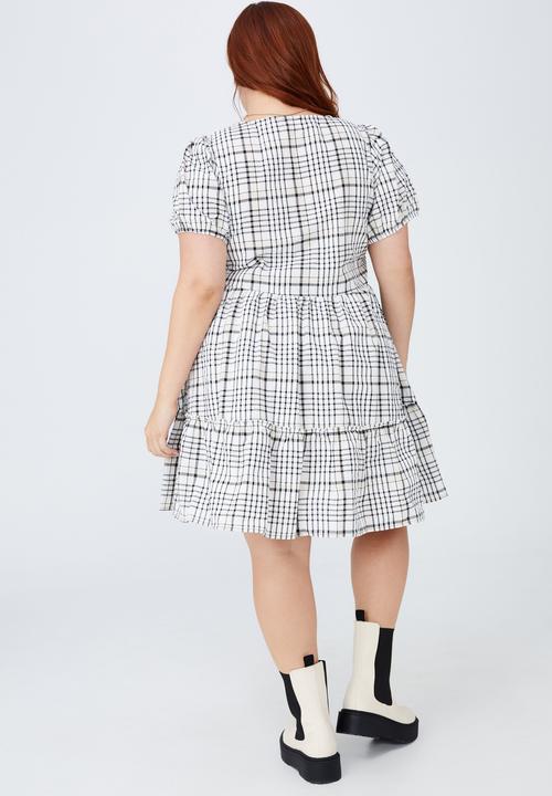 Cotton On - Curve woven tessa babydoll mini dress - white & black 