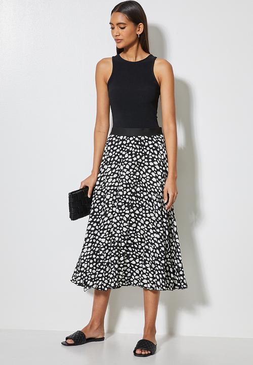 VELVET - Printed pleated midi skirt - black & white 
