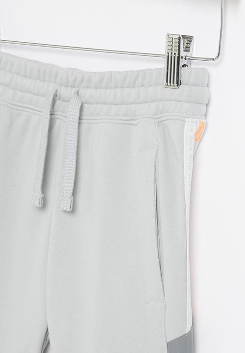 Nike - B nsw elevated trim short - grey