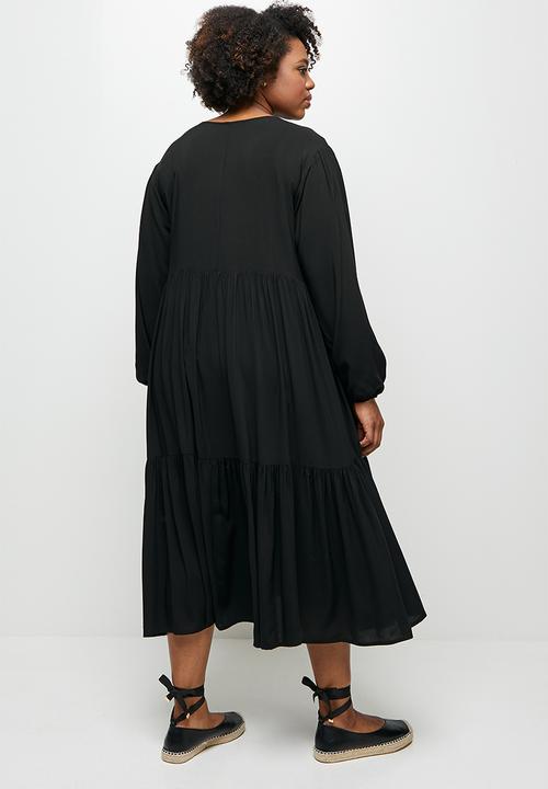 edit Plus - Button detail tiered maxi - black