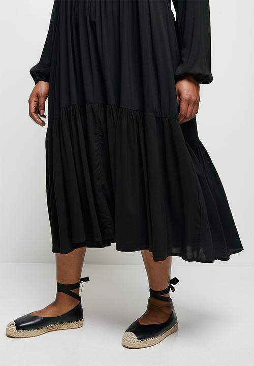 edit Plus - Button detail tiered maxi - black