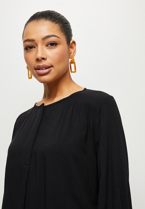 edit - Boxy notch neck shell - black