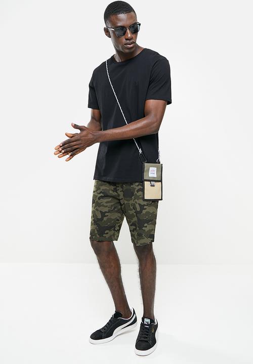 Brave Soul - Disguise camo print shorts - khaki camo