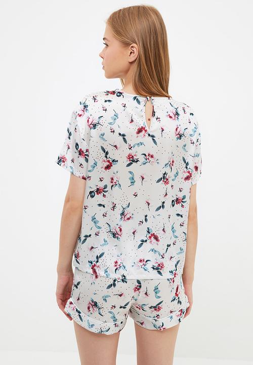 Trendyol - Floral patterned satin pajamas set - white