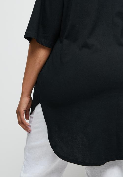 edit Plus - Short sleeve v-neck stepped hem tee - black