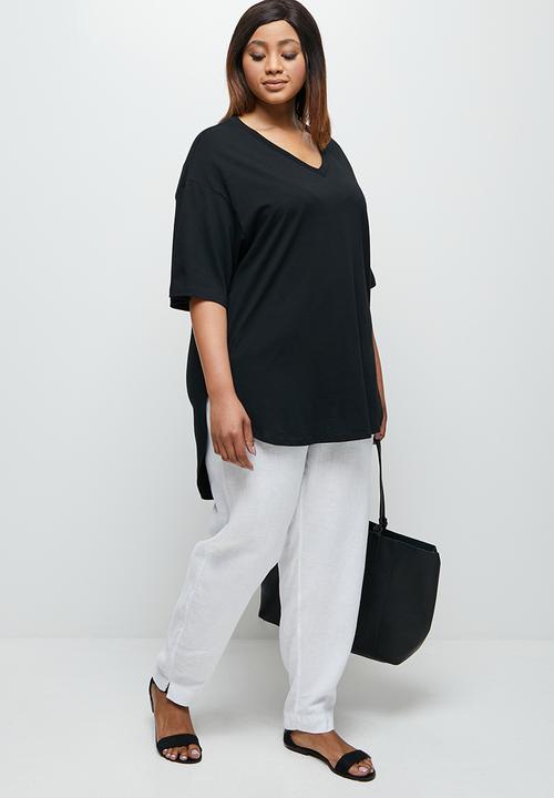 edit Plus - Short sleeve v-neck stepped hem tee - black