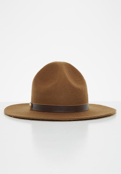 Simon & Mary - Mountie trad - tan