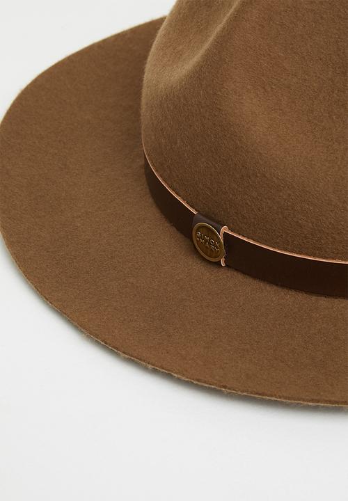 Simon & Mary - Mountie trad - tan