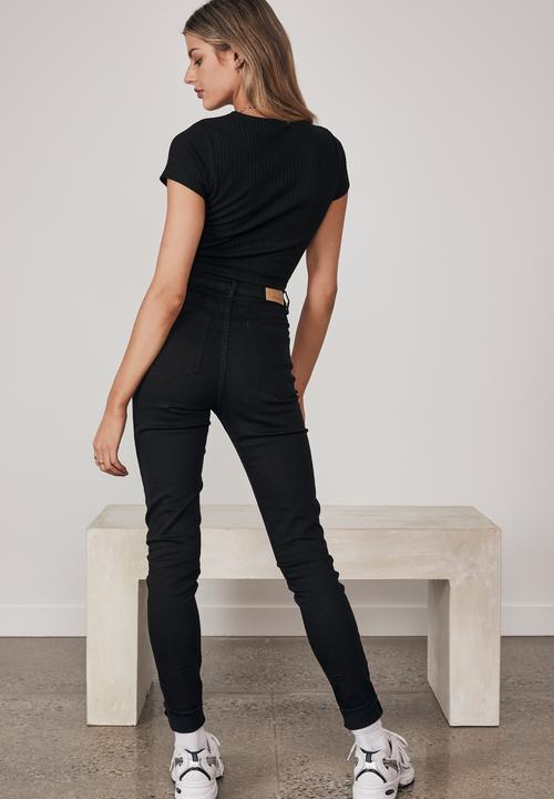 Factorie - Short sleeve ruched v neck top - black