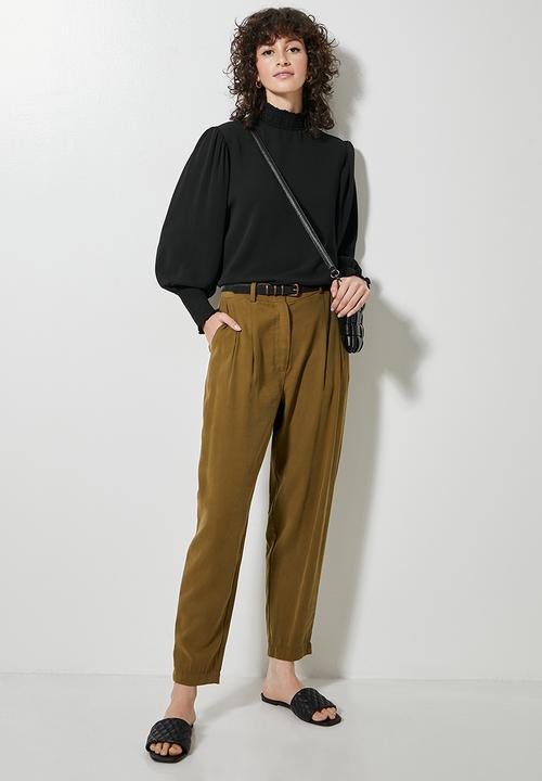 Superbalist - Hi neck elasticated blouse - black