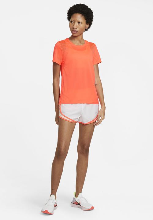 Nike - W nk run top short sleeve - mango/refsil
