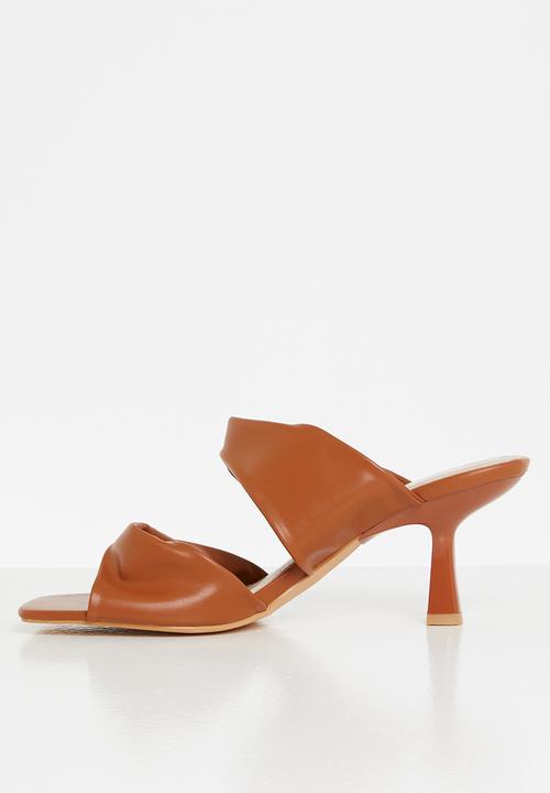 Glamorous - Wide fit twist strap mule sandal - camel