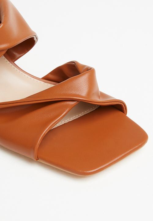 Glamorous - Wide fit twist strap mule sandal - camel
