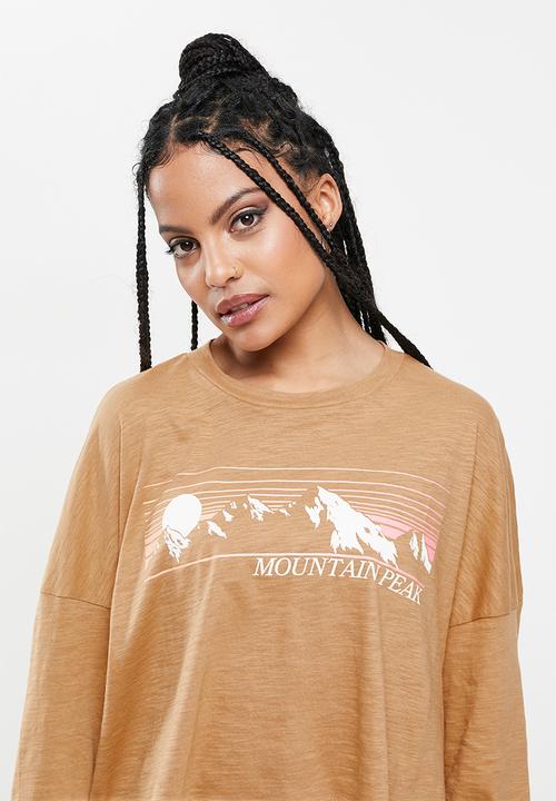 Cotton On - Bree graphic long sleeve mountain peak - tan
