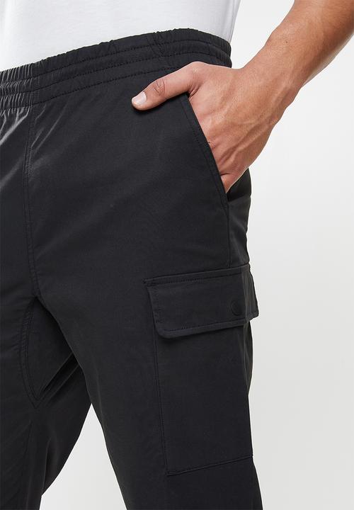 New Balance  - Nb athletics higher learning woven cargo pant - black