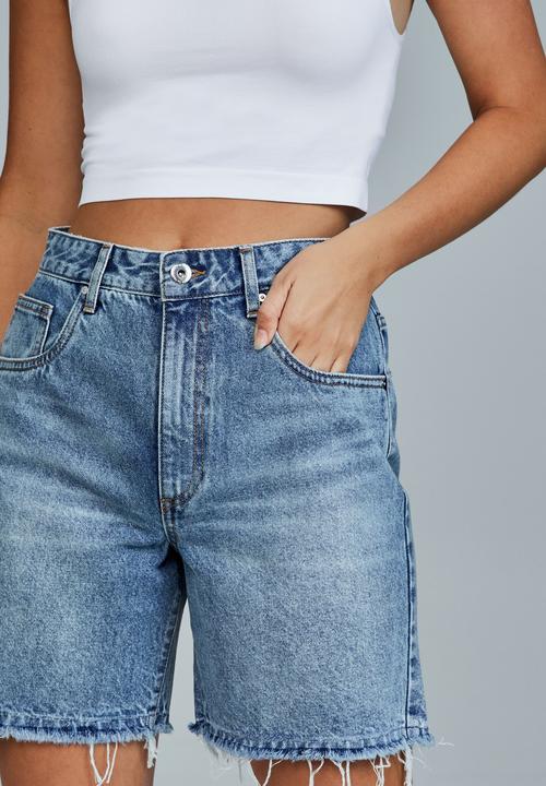 Cotton On - Straight denim bermuda shorts - brunswick blue