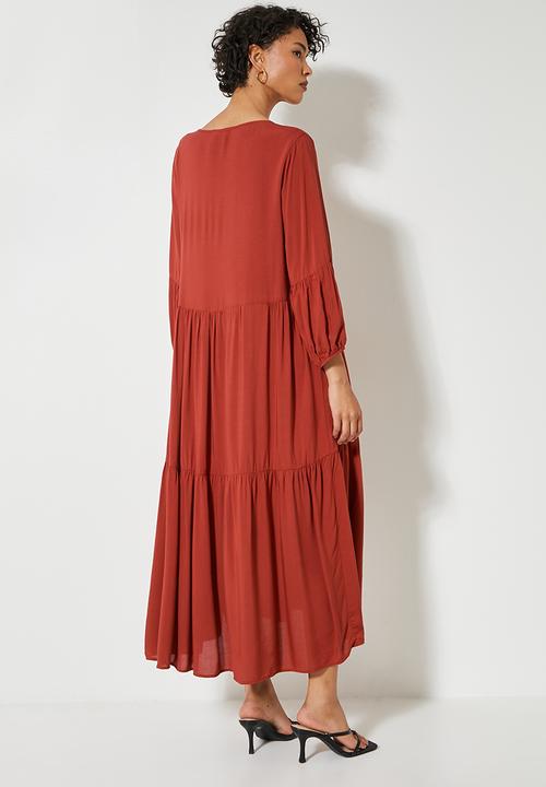 VELVET - Voluminous tiered midi dress - red 