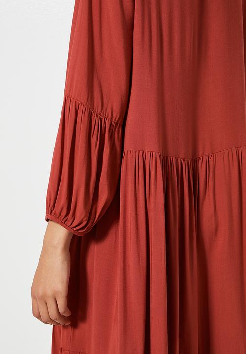 VELVET - Voluminous tiered midi dress - red 