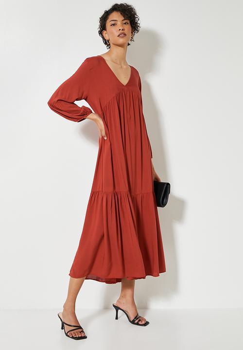 VELVET - Voluminous tiered midi dress - red 