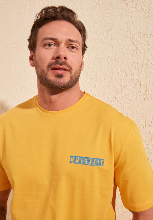 Trendyol - Arrows back print short sleeve tee - mustard