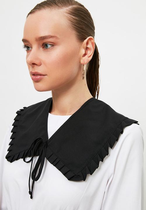 Trendyol - Peter pan collar - black