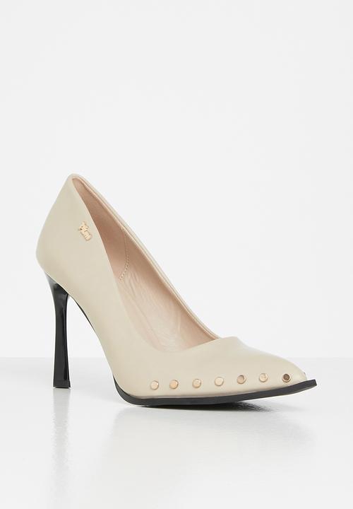 Plum - Resma studded court heel - beige