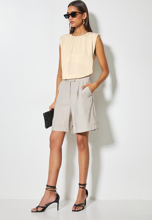 VELVET - Muscle shoulderpad blouse with gauged neck detail - neutral 