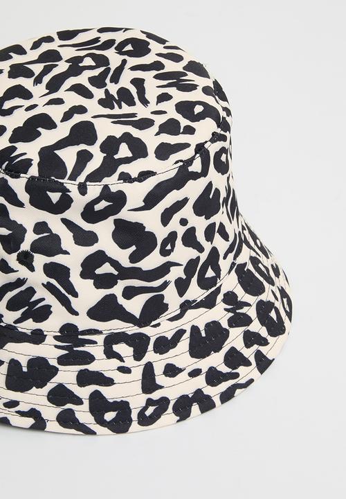 Superbalist - Leopard print bucket hat - beige & brown