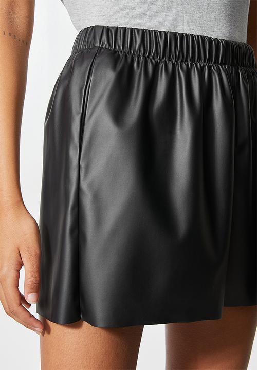 VELVET - Elasticated pu bermuda short - black 