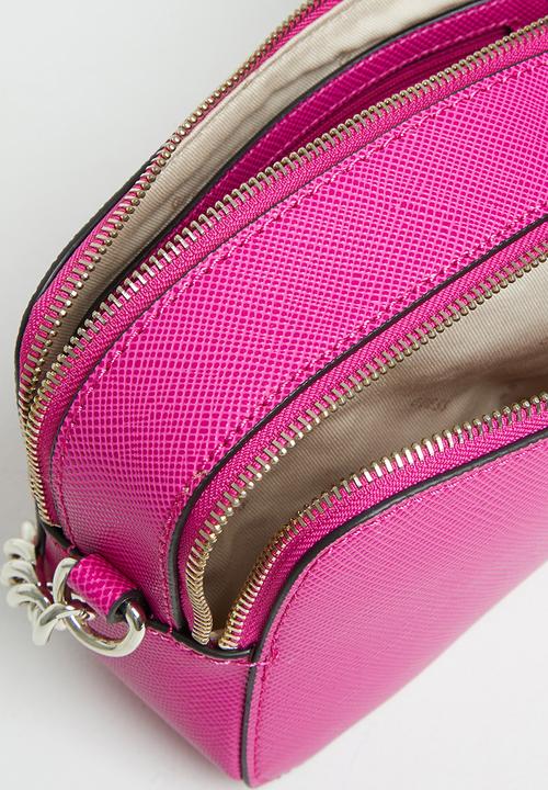 GUESS - Noelle crossbody camera - fucshia