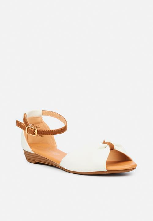 Butterfly Feet - Cardi 3 sandal - white