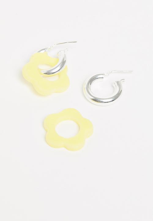 Pina Jewels - Sterling silver hoops daisy earrings - butter yellow