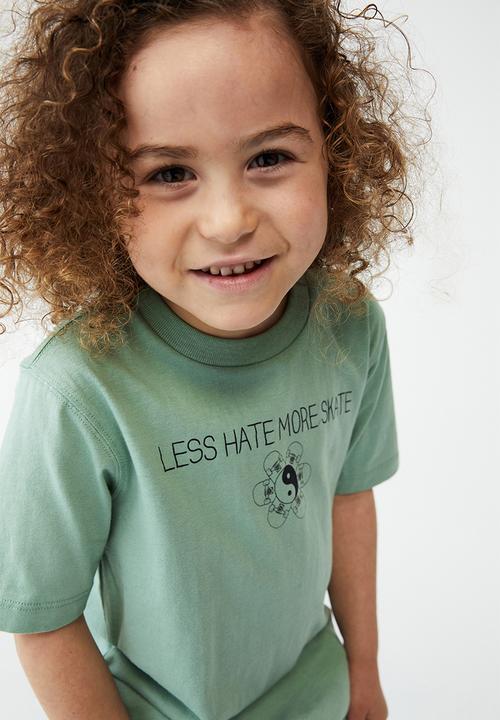 Cotton On - Max skater short sleeve tee - smashed avo/less hate more skate