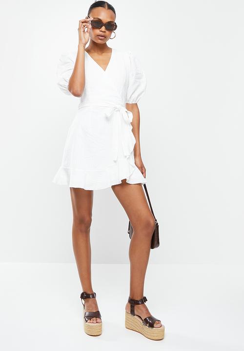Missguided - Wrap ruffle hem  short sleeve broderie dress - white
