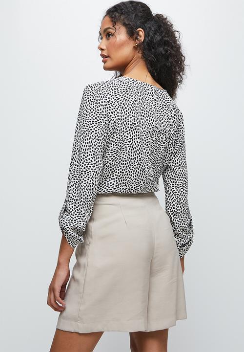 edit - Roll up sleeve notch neck blouse - minimal animal