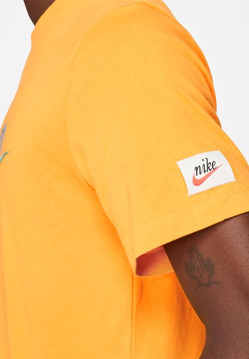 Nike - Nsw tee swoosh 50 hbr - university gold