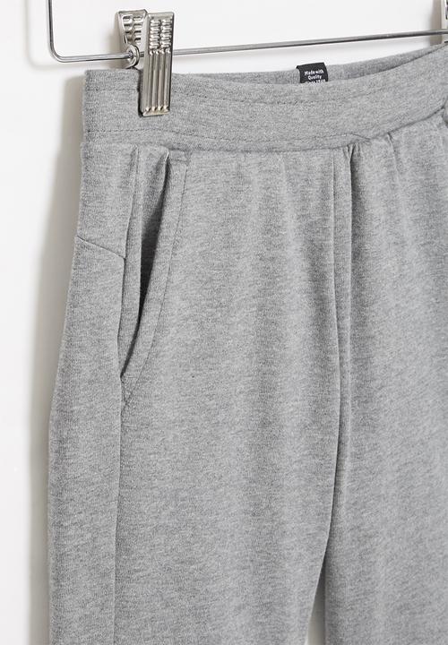 PUMA - Ess sweat shorts b - medium gray heather