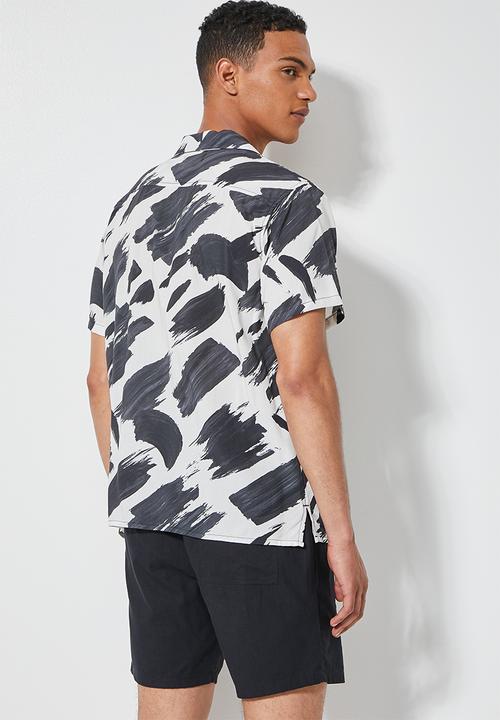 Superbalist - Regular fit viscose pattern resort short sleeve shirt - black & white 