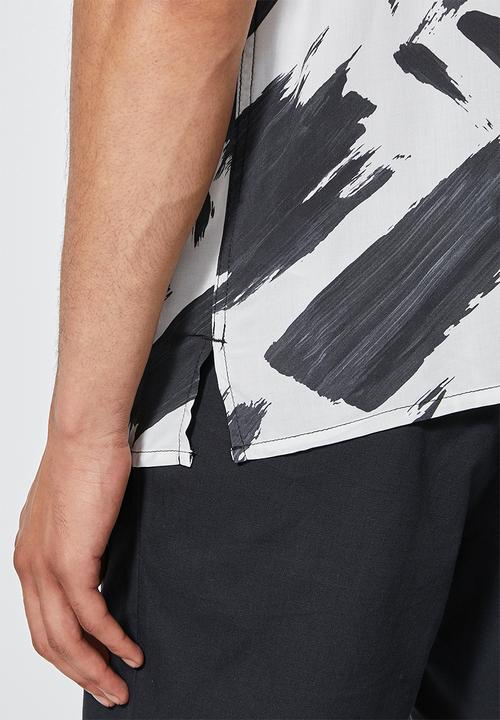 Superbalist - Regular fit viscose pattern resort short sleeve shirt - black & white 