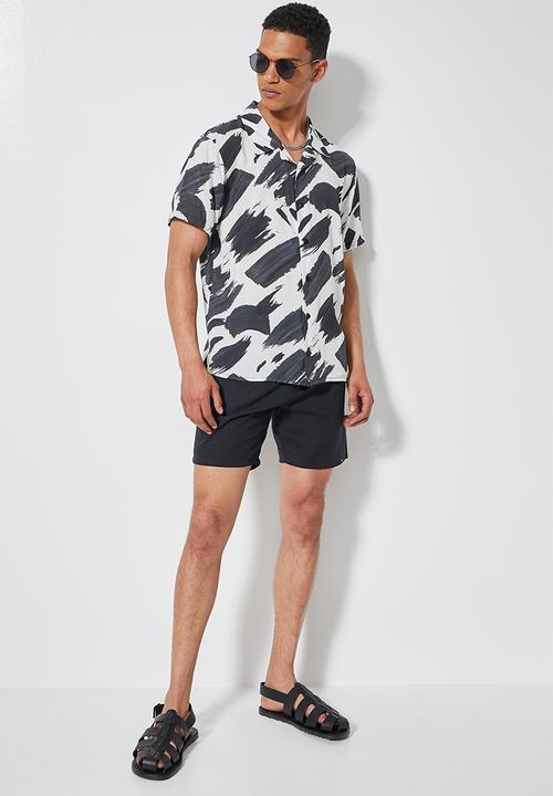 Superbalist - Regular fit viscose pattern resort short sleeve shirt - black & white 